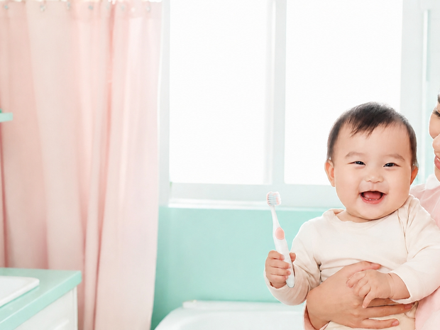 赤ちゃんの歯みがきはいつから？始め方と道具の選び方
